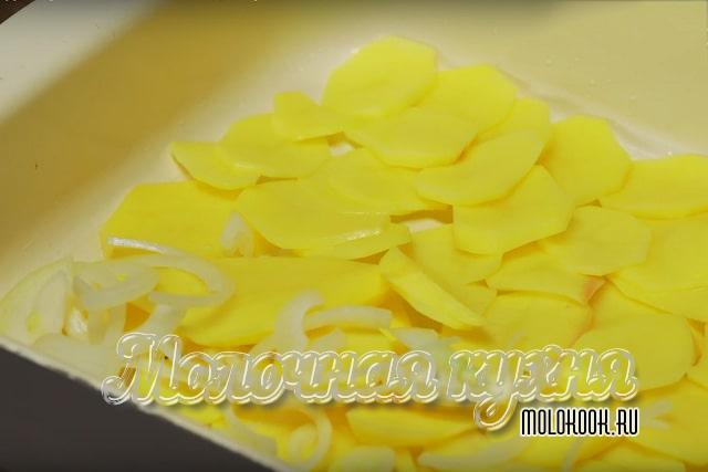 Слой картошки и лука