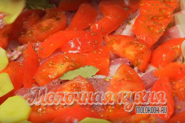 Слой помидоров и свинины