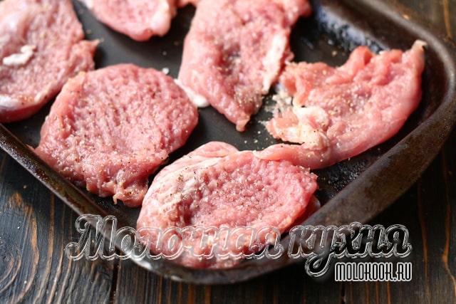 Мясные пласты на противне
