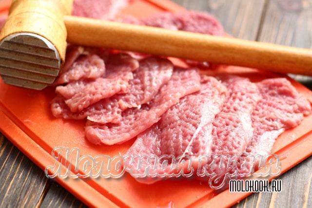 Порезанное, отбитое колотушкой мясо