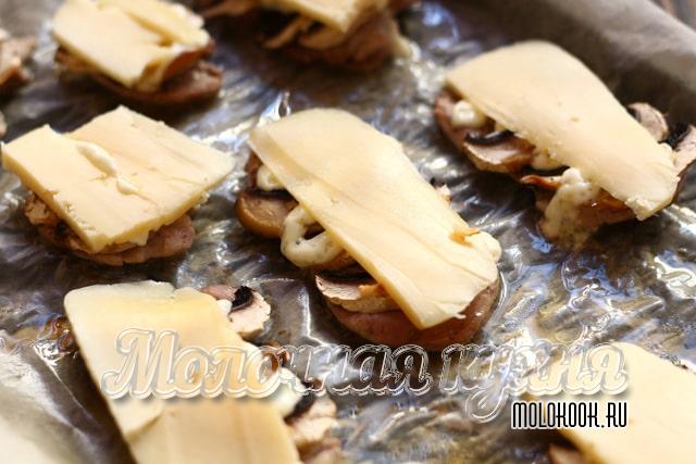 Кусочки сыра на мясе с грибами