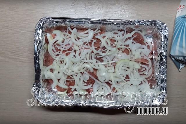 Прослойки лука и мяса