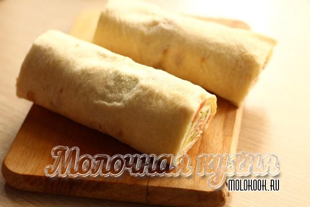 Лаваш с начинкой свернут