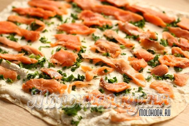 Кусочки лосося разложены