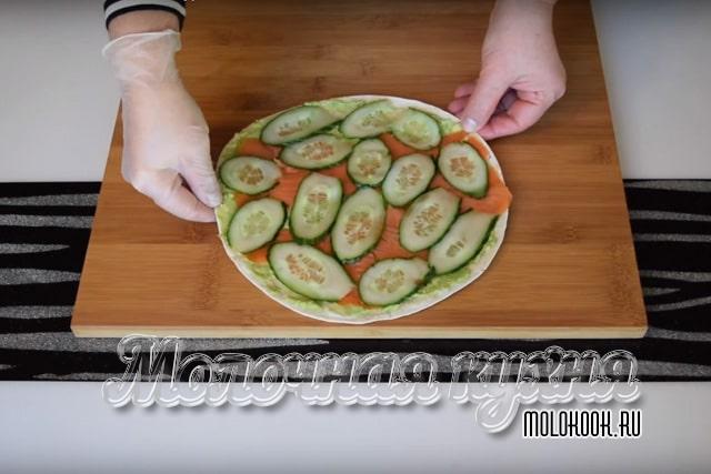 Раскладывание кружочков огурца