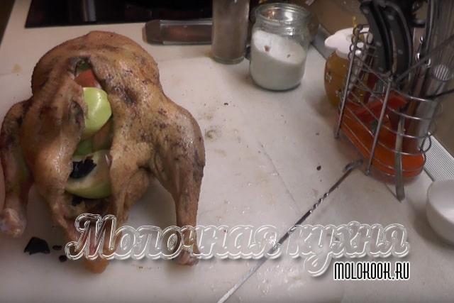 Внутренняя полость начинена черносливом и яблоками