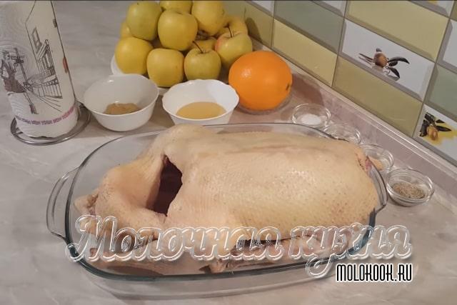 Подготолвенный к маринованию гусь