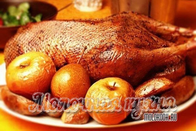 Гусь, запеченный с картофелем и яблоками