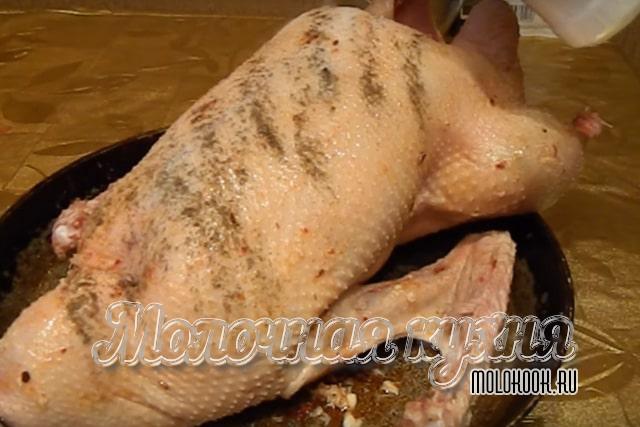 Натирание солью и молотым перцем