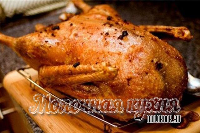 ЖАреный в духовке гусь с рисом и сухофруктами