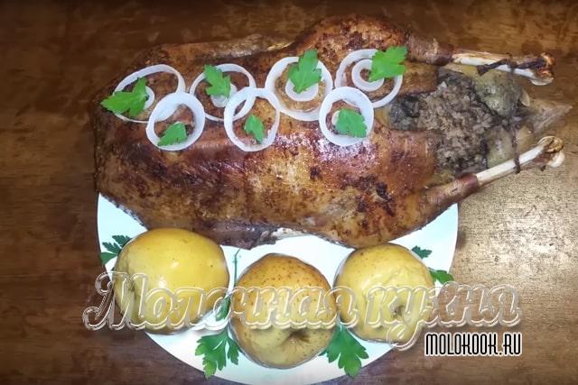 Запеченный сочный гусь, фаршированный гречкой и грибами, с яблоками