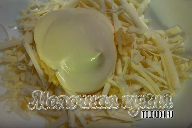 Сыр с яесноком и майонезом
