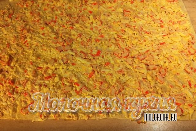 Лаваш, смазанный крабовой массой