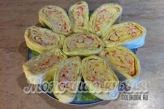 Рулет с сырно-яично-крабовой начинкой