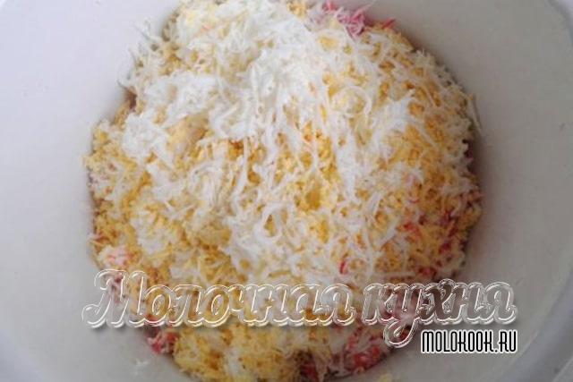 Тертые яйца и палочки