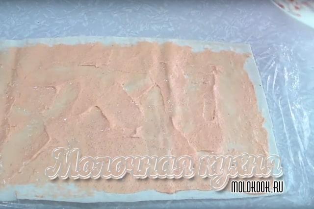 Лаваш, смазанный икрой