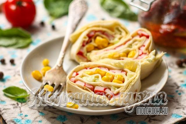 Вариант с листьями капусты и консервированной кукурузой