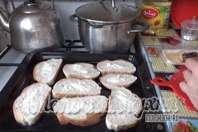 Нарезанный и смазанный маслом хлеб 