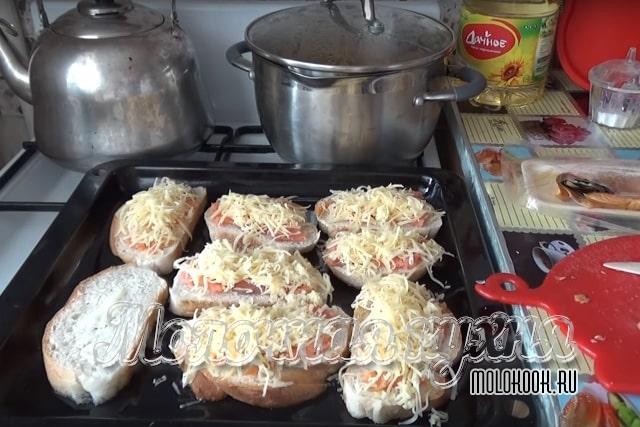Бутерброды посыпаны сыром