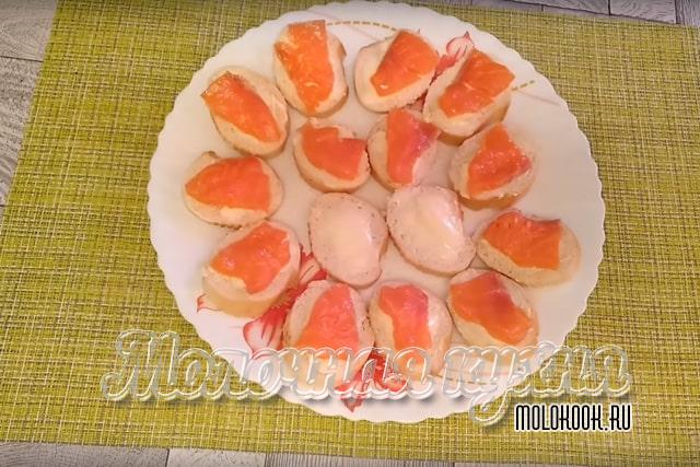 Хлеб с маслом и рыбой