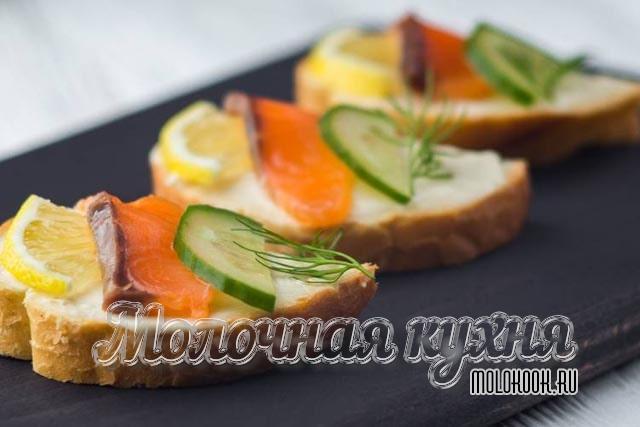 Праздничные бутерброды с ломтиками красной рыбы - украсьте стол просто, быстро и вкусно!