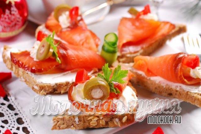 Праздничные бутерброды с ломтиками красной рыбы - украсьте стол просто, быстро и вкусно!