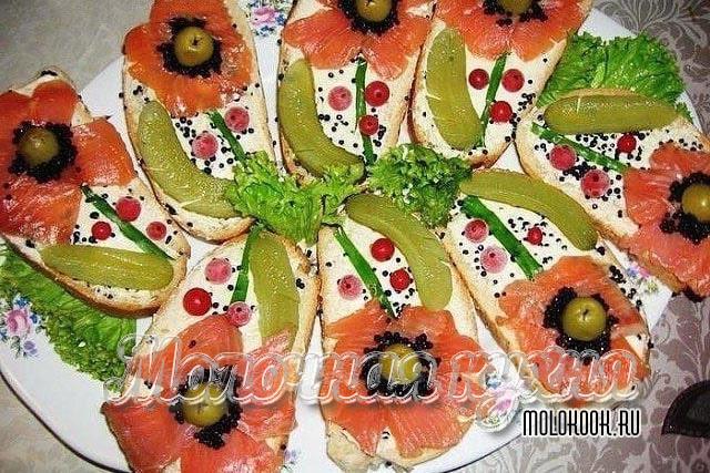 Праздничные бутерброды с ломтиками красной рыбы - украсьте стол просто, быстро и вкусно!