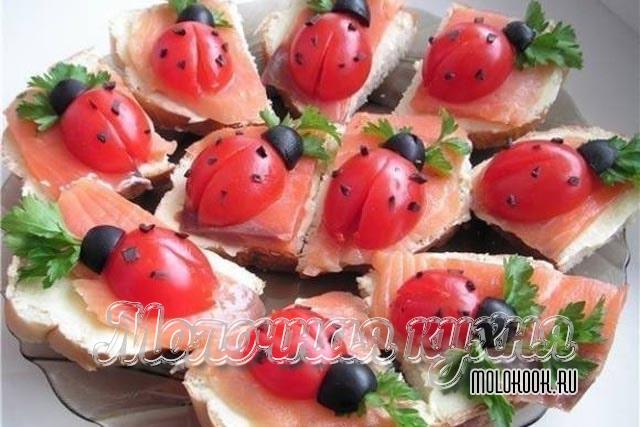 Праздничные бутерброды с ломтиками красной рыбы - украсьте стол просто, быстро и вкусно!