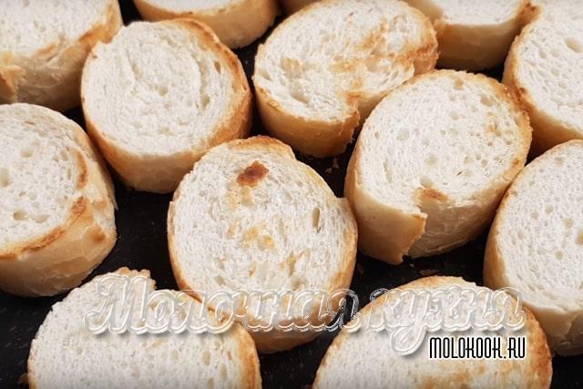 Нарезанный и подсушенный багет