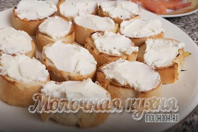 Хлеб, смазанный сыром