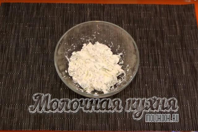 Сыр, смешанный с рубленым укропом