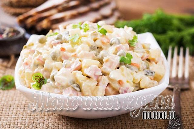 Оливье с добавлением колбасы, соленых огурцов, зеленого горошка