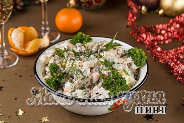 Оливье с кусочками свежего огурца