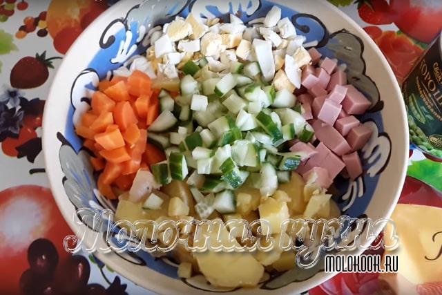 Нарезанные ингредиенты в миске