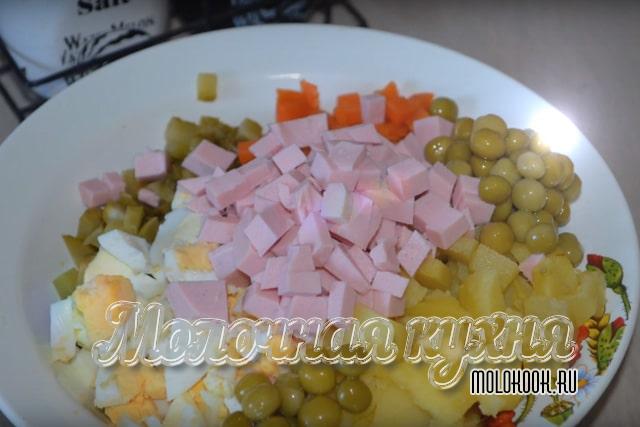 Измельченные продукты в глубокой миске