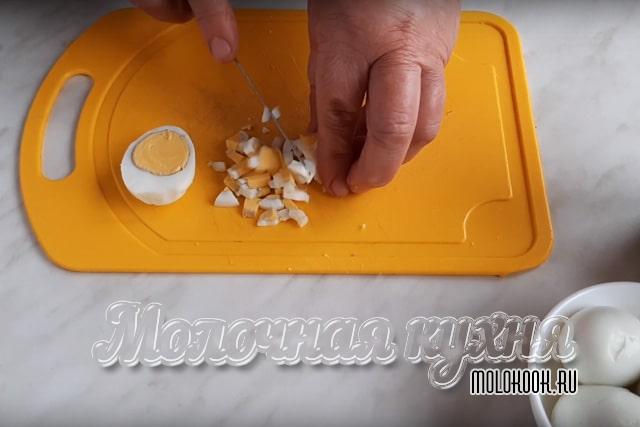Яйца порезаны