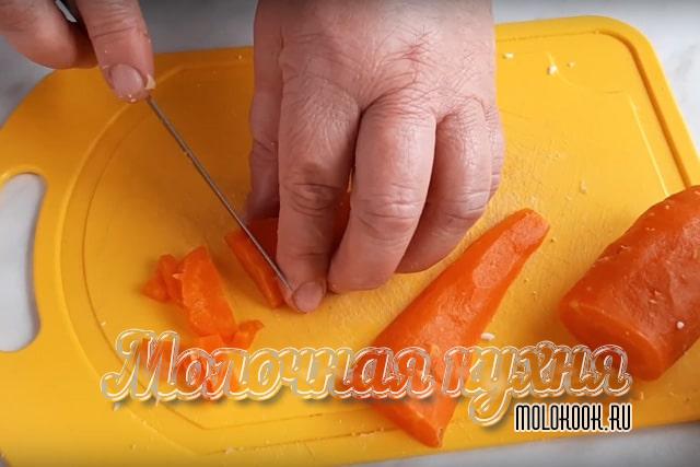 Морковь порезана