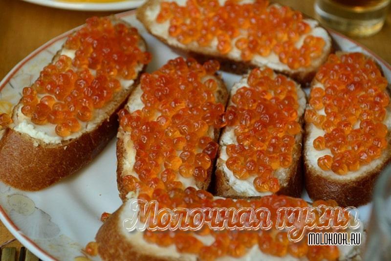 Бутерброды с маслом и красной икрой