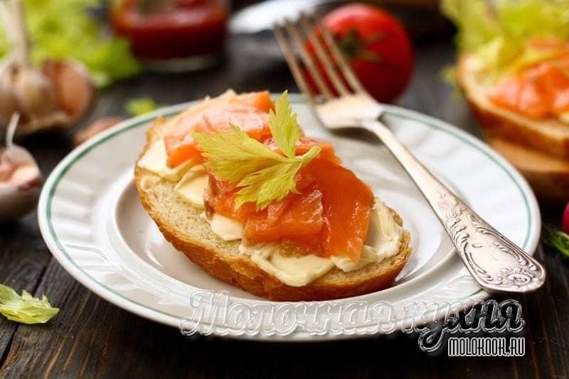 Простой рецепт вкусных бутербродов с соленой красной рыбой