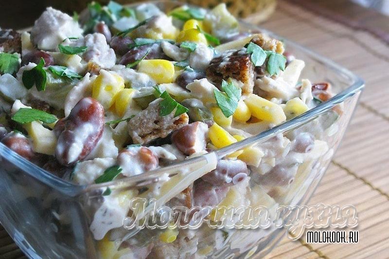 Очень вкусный салат с фасолью и сухариками