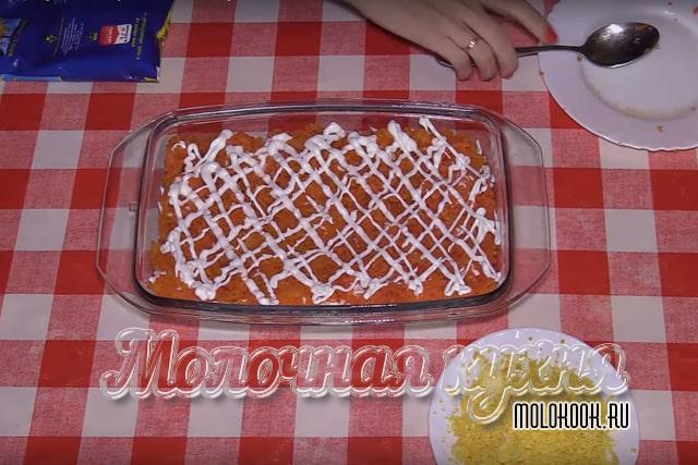 Слой тертой моркови и майонеза