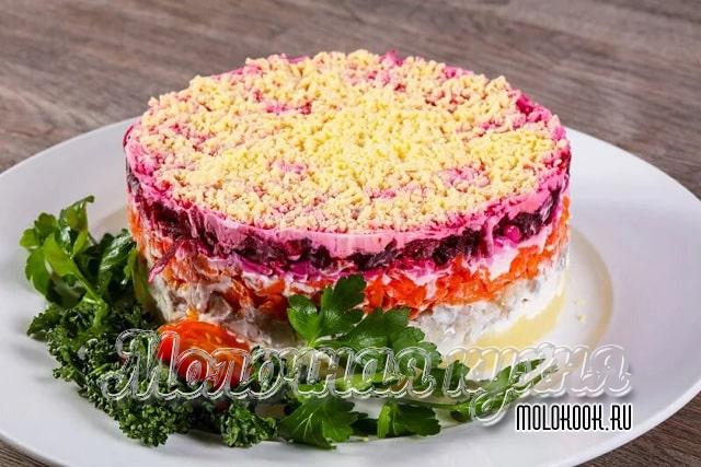 Шуба с добавлением маринованного лука и вареного яйца