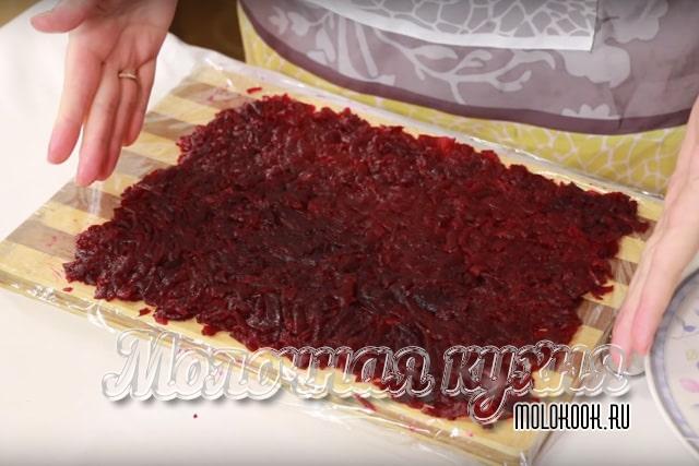 Свекла, выложенная на пленку