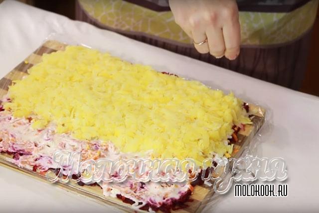 Разложить тертый картофель