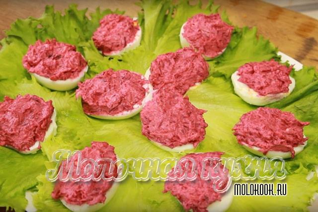 Яичные половинки с начинкой