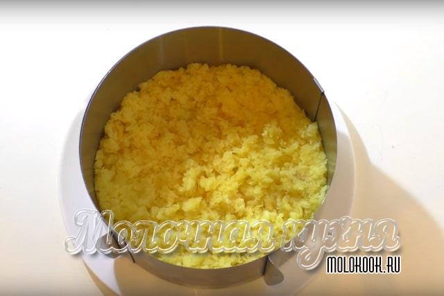 Картофельный слой выложен