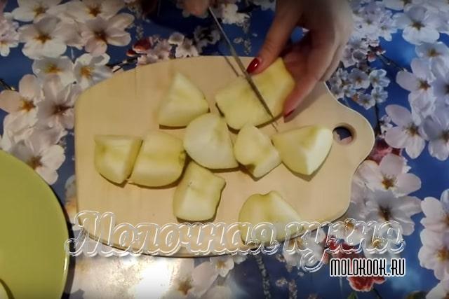 Нарезанные яблоки