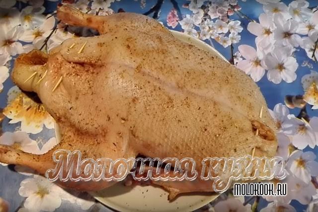 Утка, начиненная дольками яблок