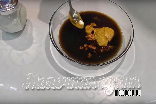 составляющие маринада в миске