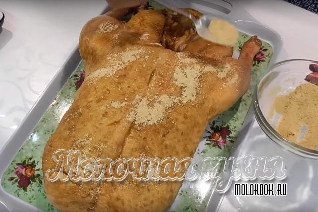 Птица, натертая чесноком и перцем